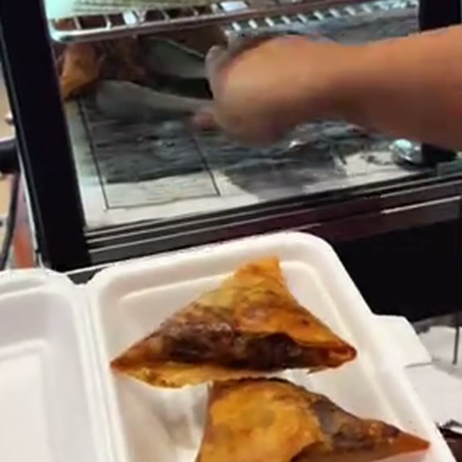 Freshly fried samusa at Mahar Yangon Teashop
